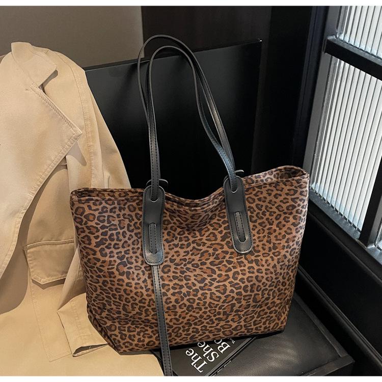 

Leopard Print Retro Handbag - Large Capacity, Versatile Shoulder Tote for Women коричневый