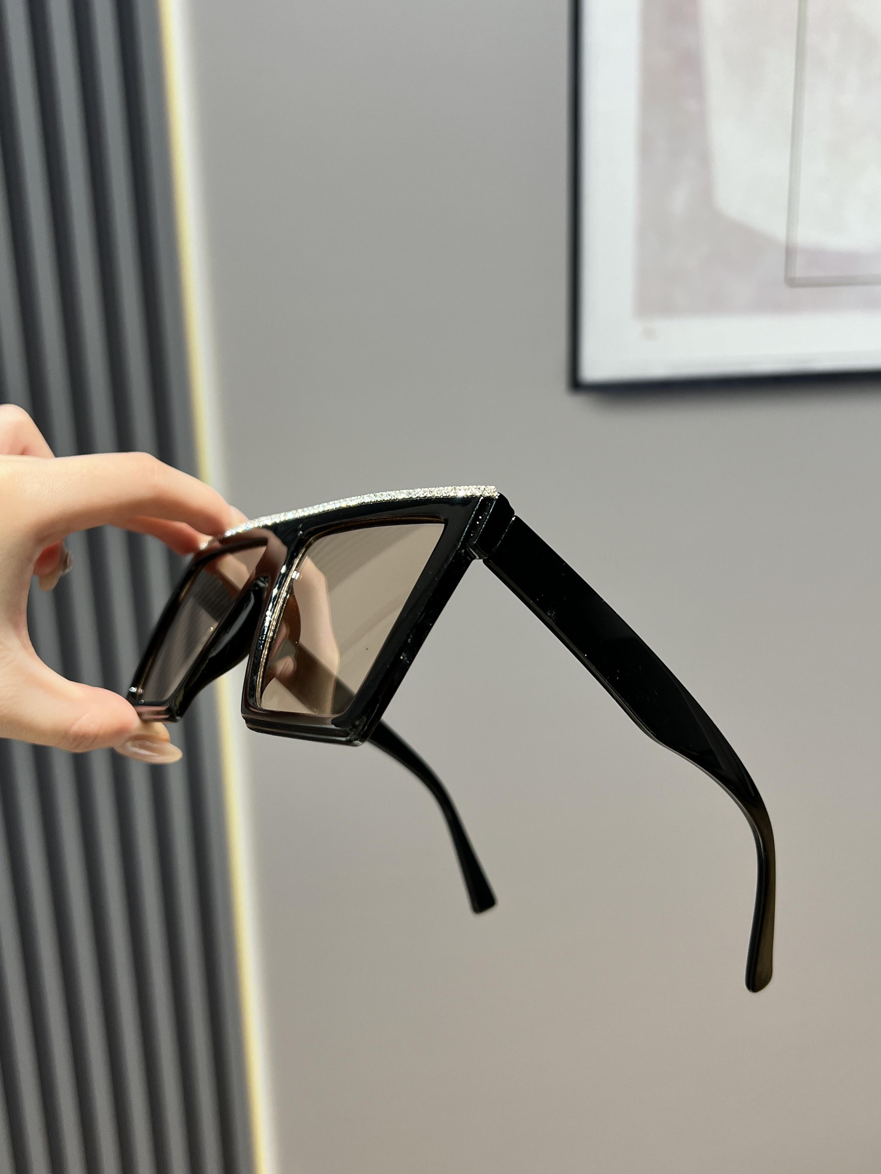 

1PCS Fashionable Diamond Decorated Sunglasses Large Frame Unisex Trendy Sunglasses for Outdoor Driving And Leisure