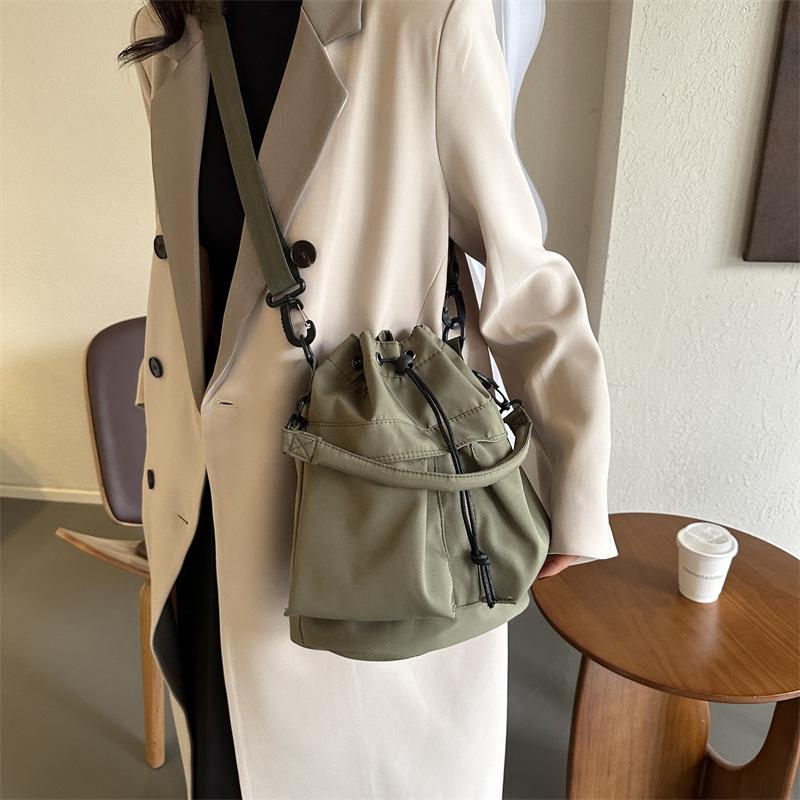 Fashionable and Cool New Winter Fashion Casual Large Capacity Oxford Cloth Hand-pull Drawstring One-shoulder Crossbody Bucket Bag