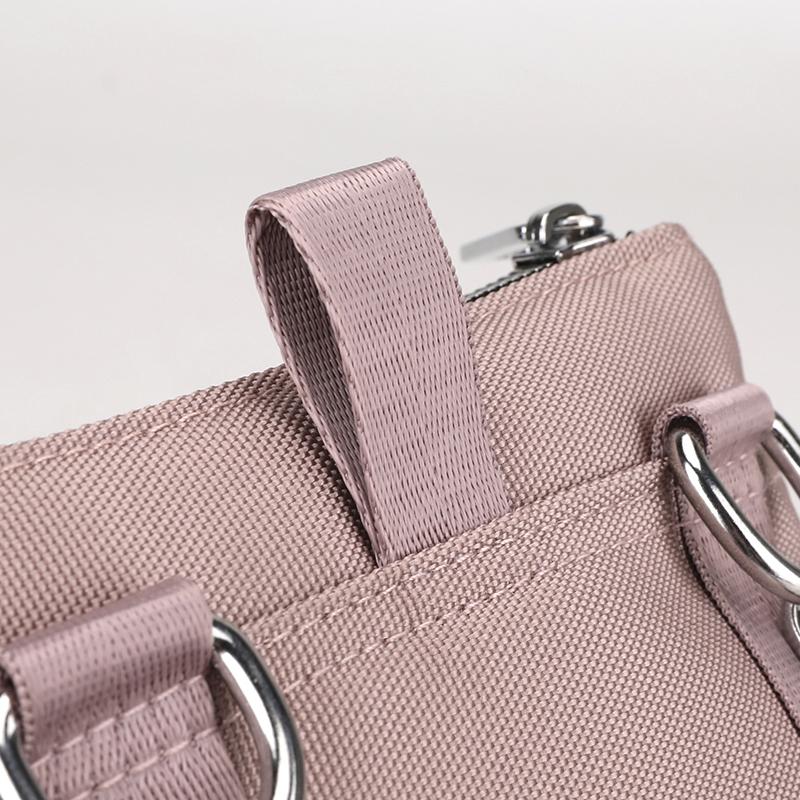 Bolso Cruzado Compacto de Nailon para Mujer – Diseño Ligero y Resistente al Agua con Placa Metálica con Logo y Múltiples Bolsillos, Ideal para el Uso Diario