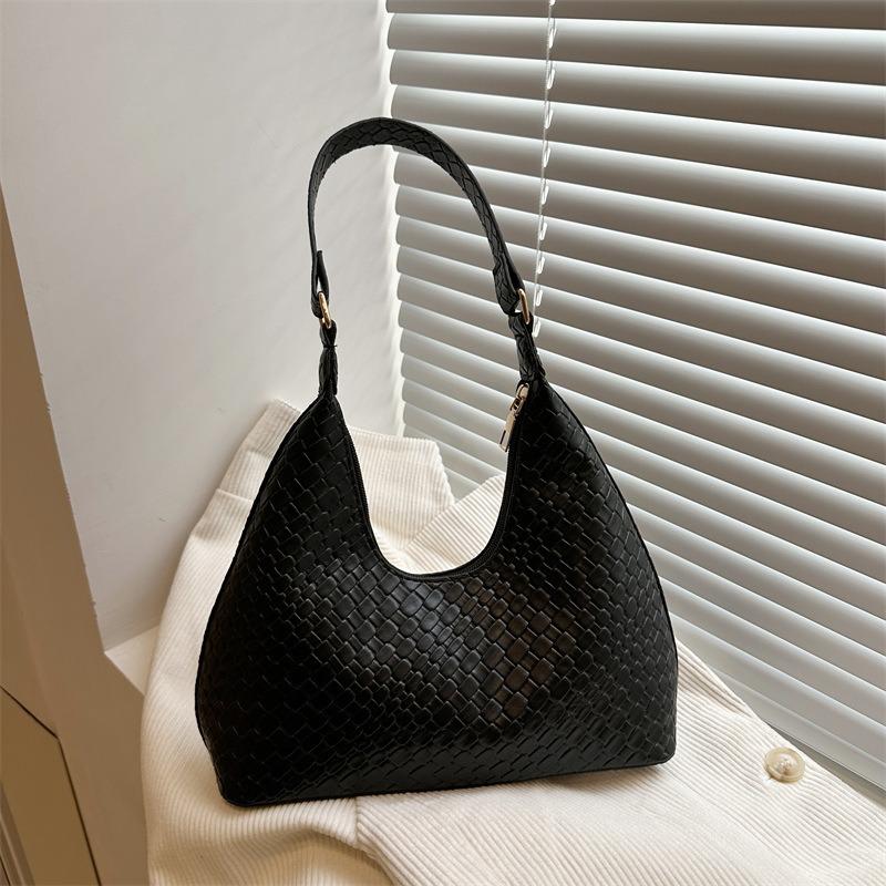Summer new retro simple casual versatile high texture temperament atmospheric portable shoulder underarm bag women