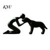 Dekorative Regalstatue für Haustierverlust, Abstrakte Mensch-Hund Harzfigurine, Sandsteinstruktur Bindungsskulptur, Gedenk-Souvenirs, Elternhaus