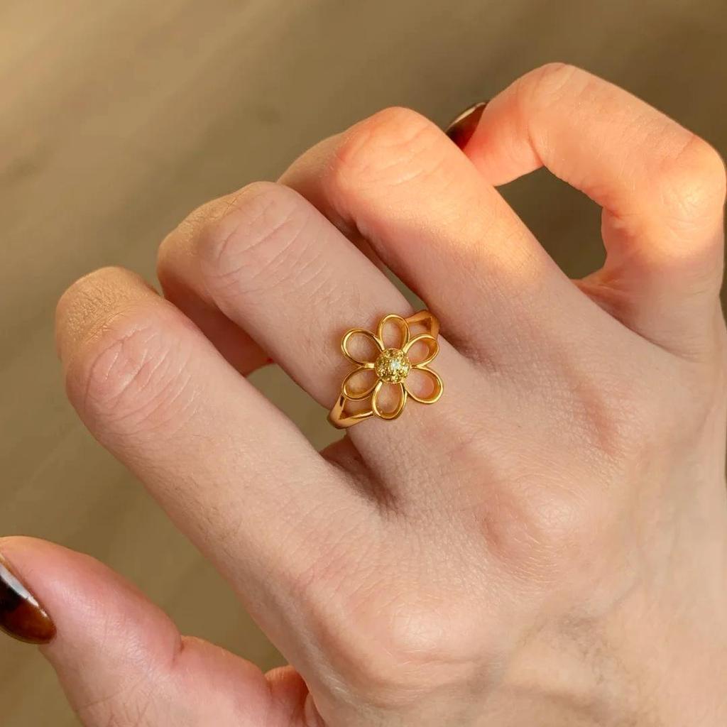 Fashionable and Minimalist Hollow Flower Design, Gold Ring Inlaid with Yellow Zircon, Adjustable Women's Open Ring