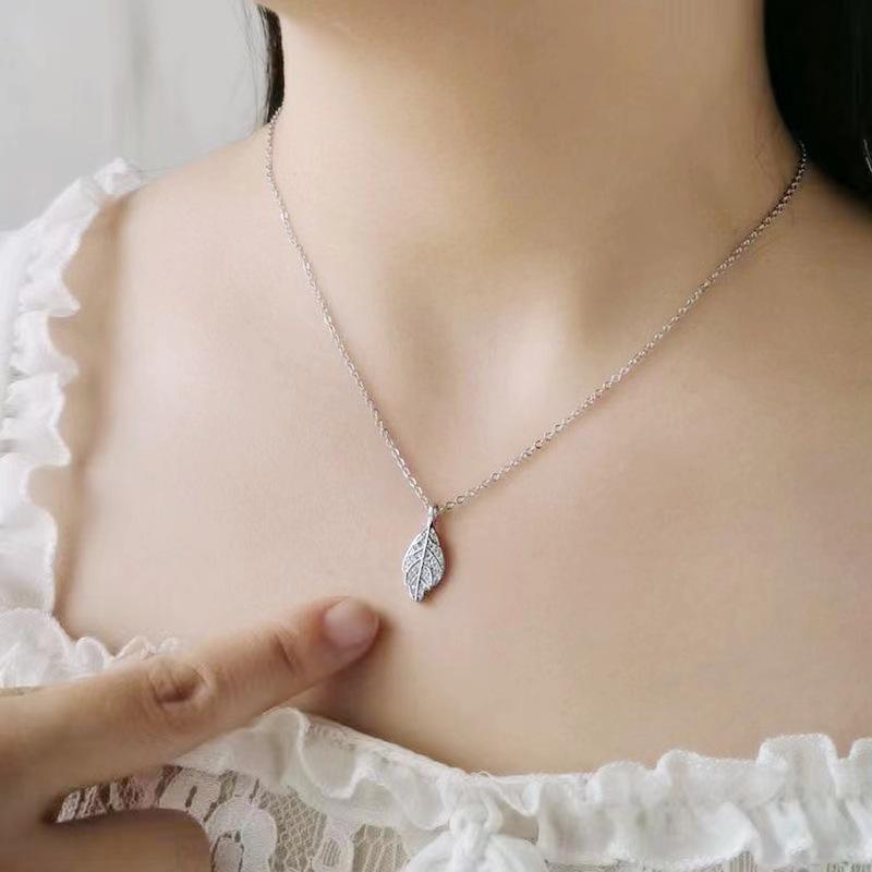 Golden Branch Jade Leaf Necklace for Women: Retro, Light Luxury, Versatile Clavicle Jewelry with Unique Design
