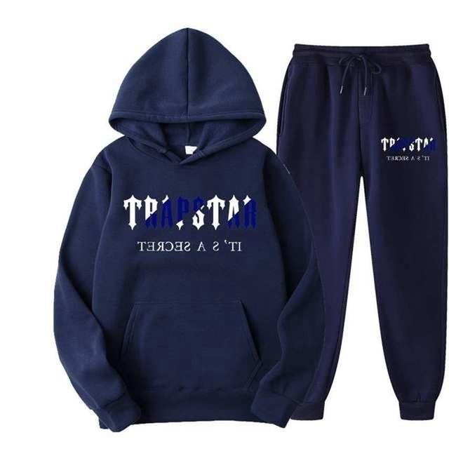 TRAPSTAR Herren Kapuzenpullover mit Buchstabenprint und Jogginghosen-Set.