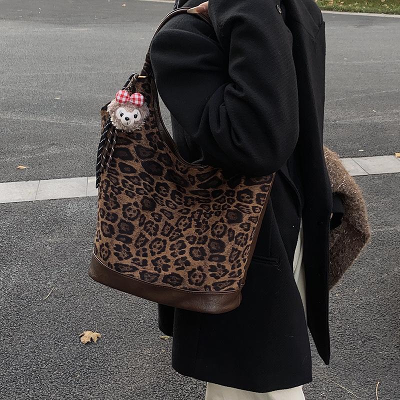 

Leisure commuting large-capacity bag women s 2025 new popular leopard print shoulder bag autumn and winter portable tote bag 43*13.5*43