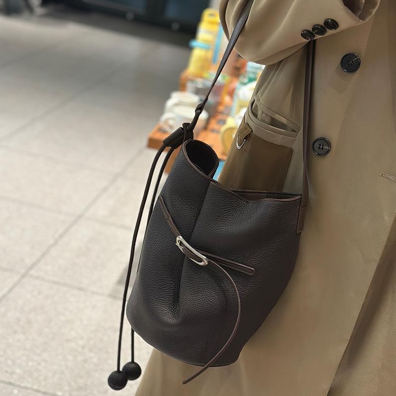 

New women s bag cowhide bucket bag shoulder crossbody classic fashion leather underarm women s bag чёрный