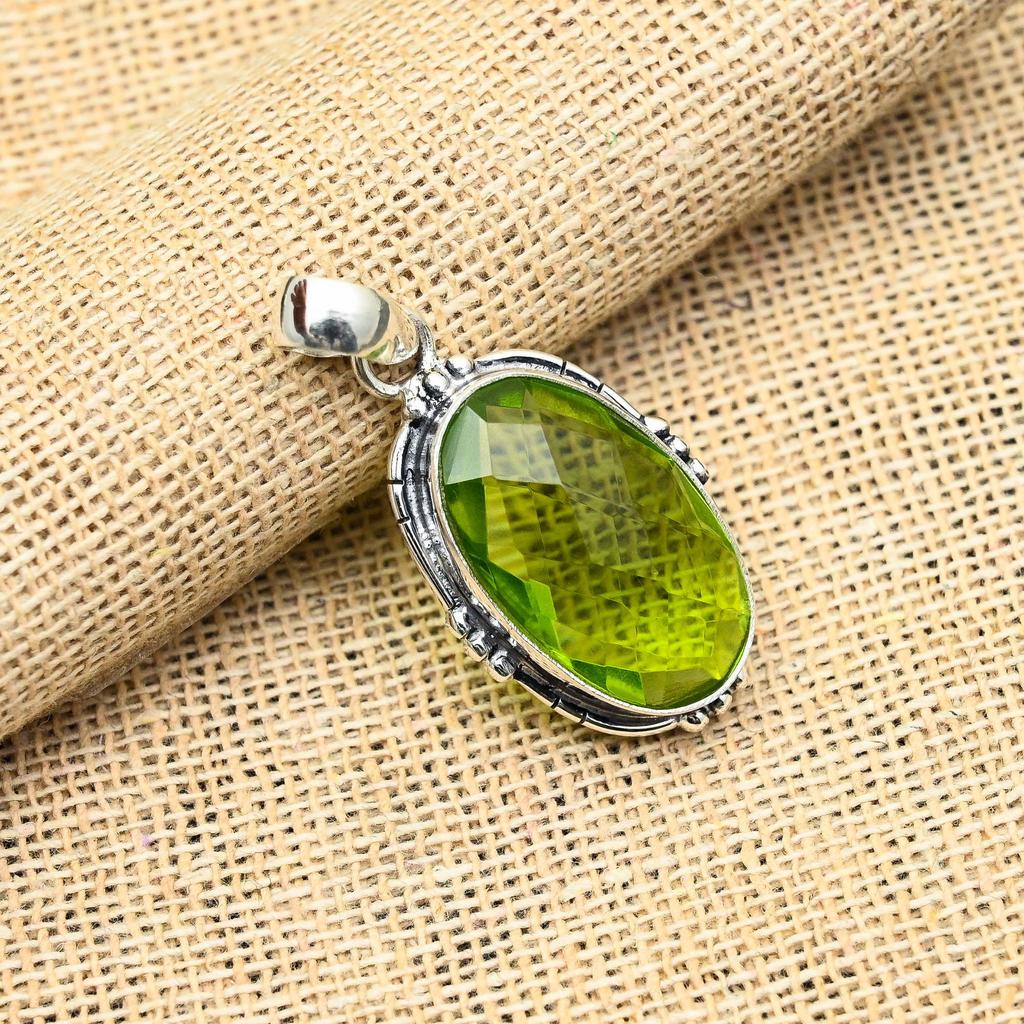 Colgante de peridoto glorioso hecho a mano en plata de ley 925 maciza para mujer