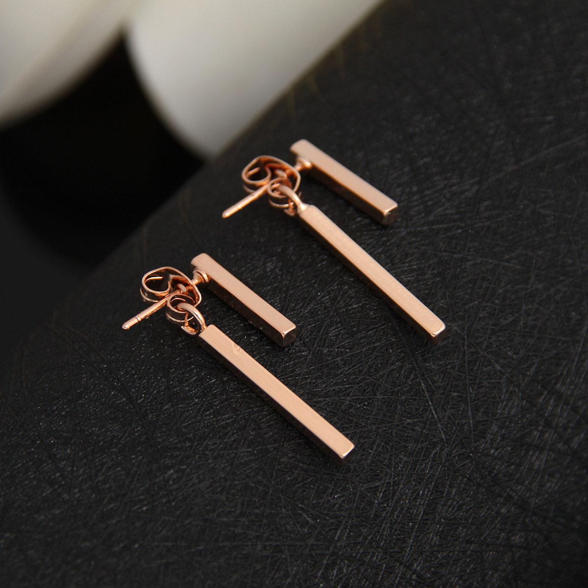 

Simple Drop-style Long Geometric Stud Earrings for Men and Women, Featuring A Fashionable and Cool Style of Ear Jewelry. Rod-shaped золотий