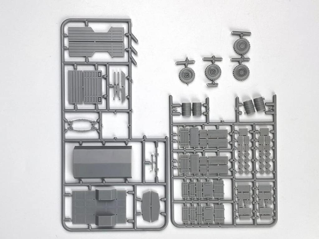 PLATZ WWII Finnish Army Versa SA3 Trailer with Luggage Plastic Model Molded Color 1/72 FIP-5
