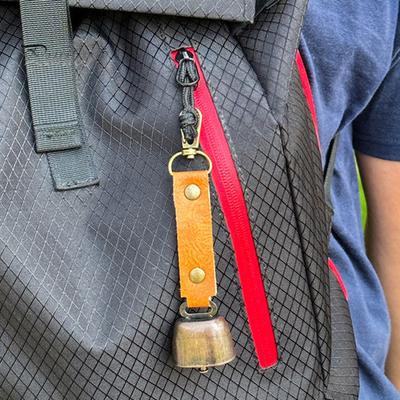 Campanello da Esterno Pendente con Suono Forte e Chiaro per Respingere Orsi Ecopelle Fibbia Facile da Attaccare Rimuovere per Appendere su Borse Tende Biciclette Impugnatura Raschietto per Griglia