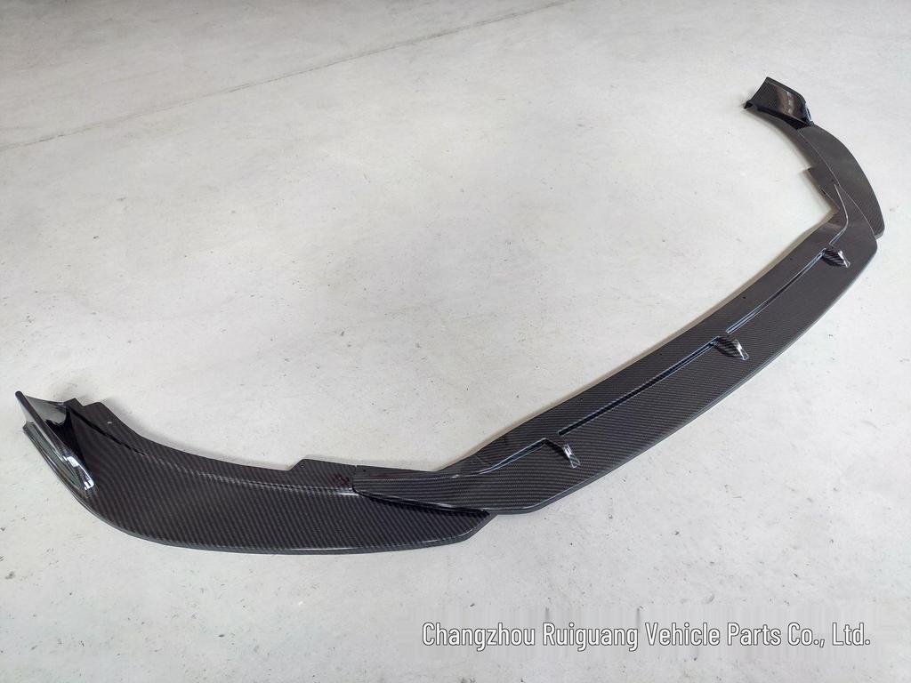 Zestaw przedniego splittera do Forda Focusa 2019: Sportowy Body Kit z Przednim Spliterem i Narożnymi Splitterami