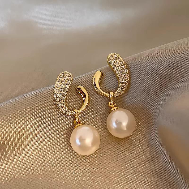 Elegant Pearl Stud Earrings for Women , Simple Chic Design , Light Alloy Ear Jewelry