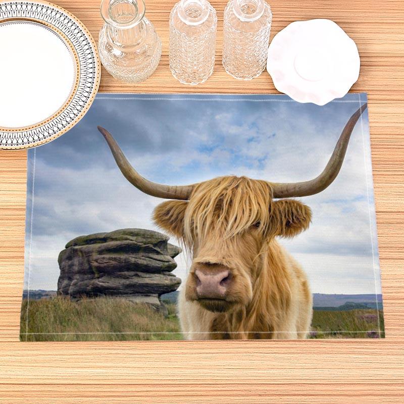 Highland Cow Placemat Cotton Linen Fabric Table Mats Family Dinner Tableware Kitchen Size 30X45cmTable Mat