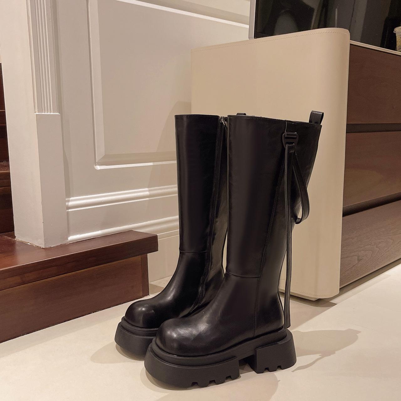 

Женские рыцарские ботинки на толстой подошве 7 см, новинка осени и зимы 2025 года, ботинки-маленькие локомотивы до колена, ботинки-маффины 40 чёрный