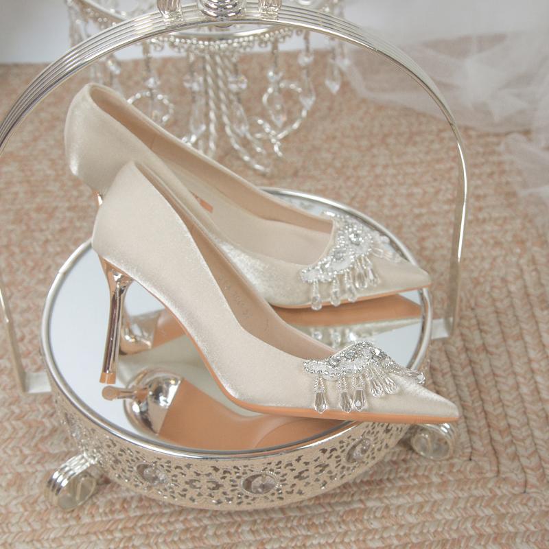 Mode Klassiska Pumps Kvinnliga Slip-on Tunna Höga Klackar Spetsig Tå Bröllopsfest Damskor Kristall Snöre Pärla Sommarskor