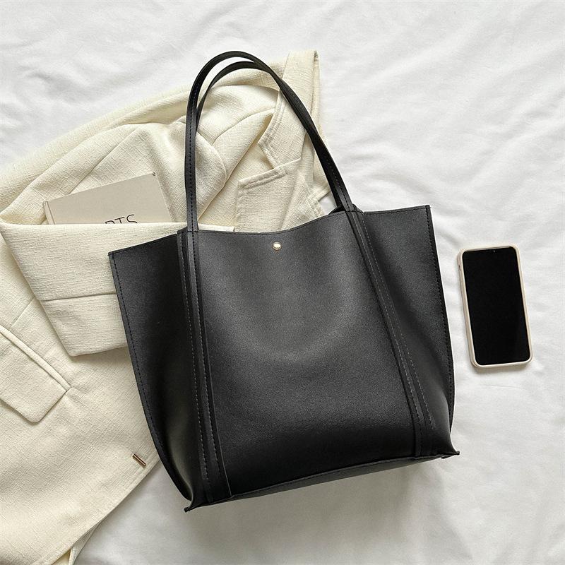 

Сумка женская 2025 осень новая трендовая корейская версия трендовая сумка через плечо большая вместимость сумка-тоут портативная однотонная большая сумка чёрный