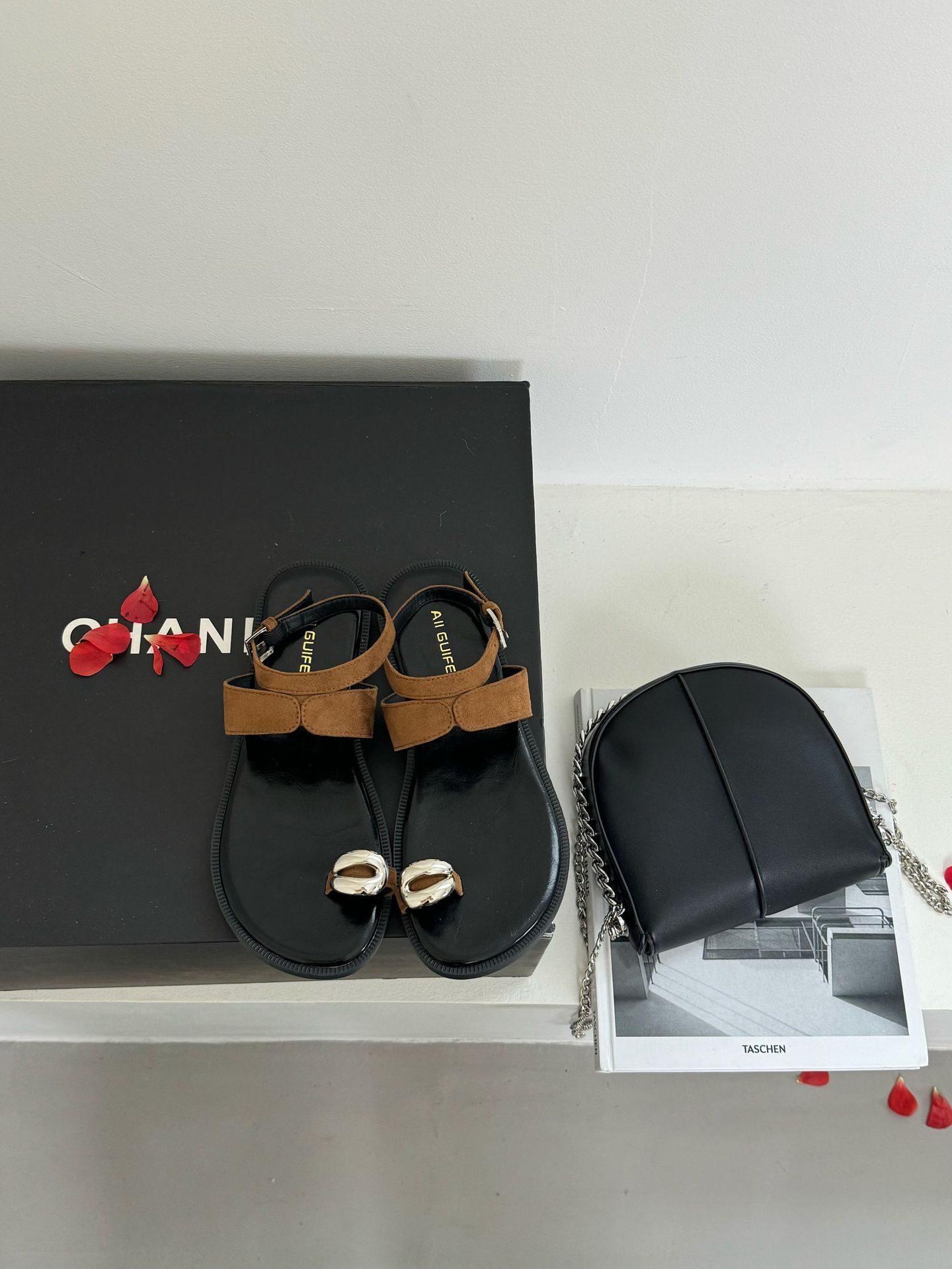 

A852-12~ Flat-bottomed French metal-toed sandals women s shoes summer 2025 new Roman shoes 40 коричневый