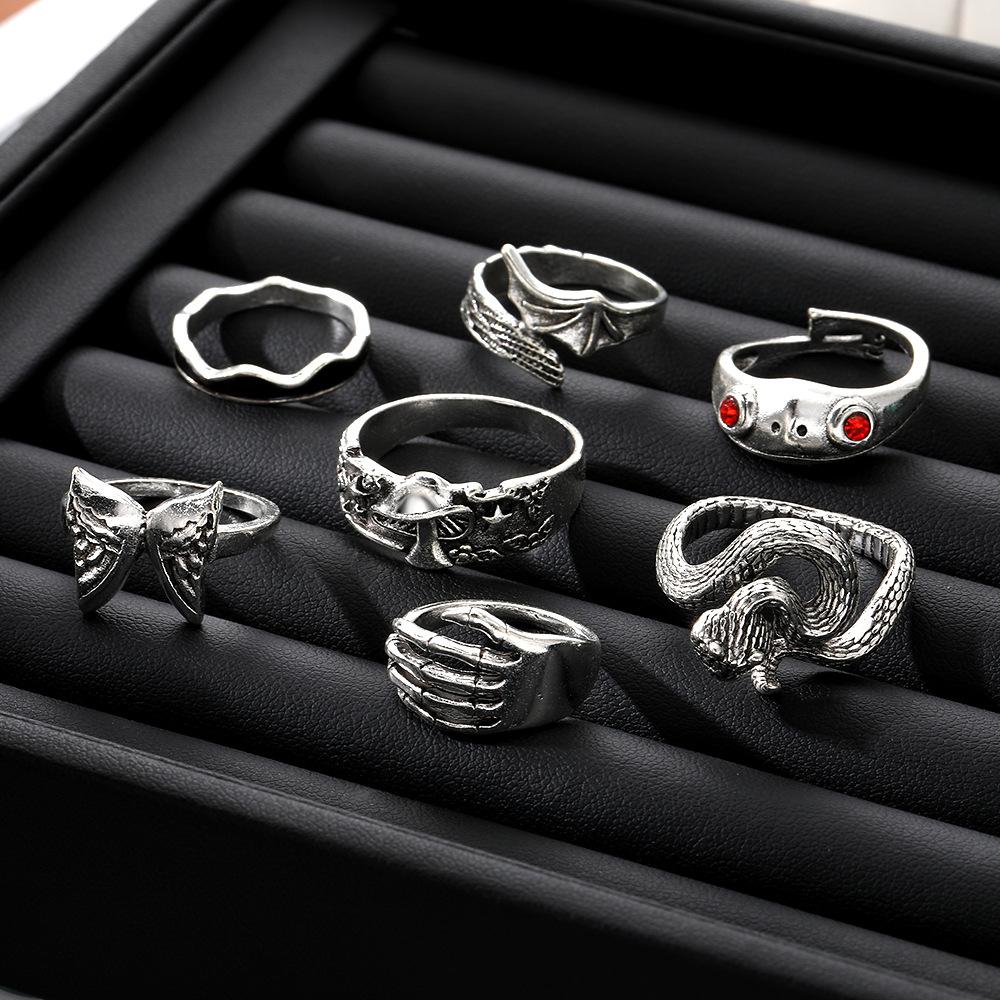 European and American-style fashion jewelry, suitable for work, with a light luxury aesthetic: butterfly chain, black resin ring, unique design,