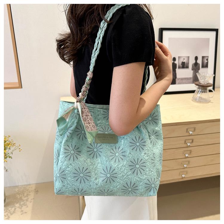 

Large Capacity Versatile Shoulder Bag for Women - 2025 New Edition: Perfect for Commuting, College, and Everyday Use One Size зелёный