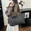 Trendy Solid Color Large Capacity Pu Tote Bag With Chain Decoration For Daily Commuting