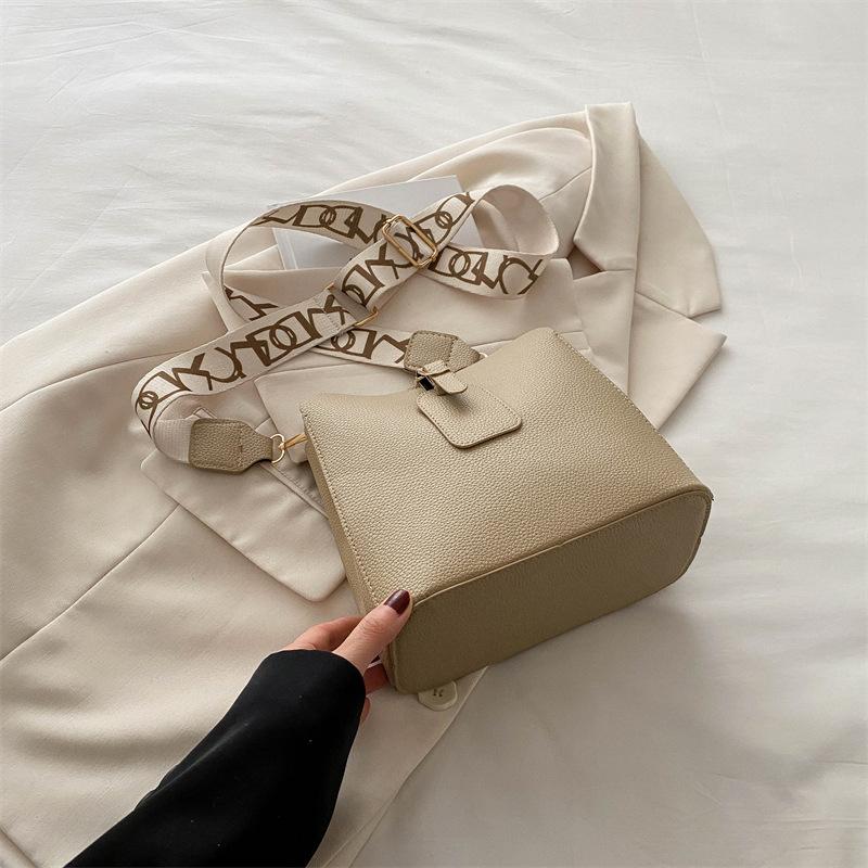 

Новий тренд цього року 2024, модна популярна ручна сумка, повсякденна сумка в іноземному стилі, проста модна жіноча сумка-відро хакі