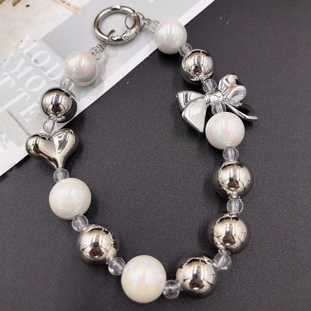 

Милый летний девчачий брелок для телефона с бисером в ярких цветах и бантом серебро белый