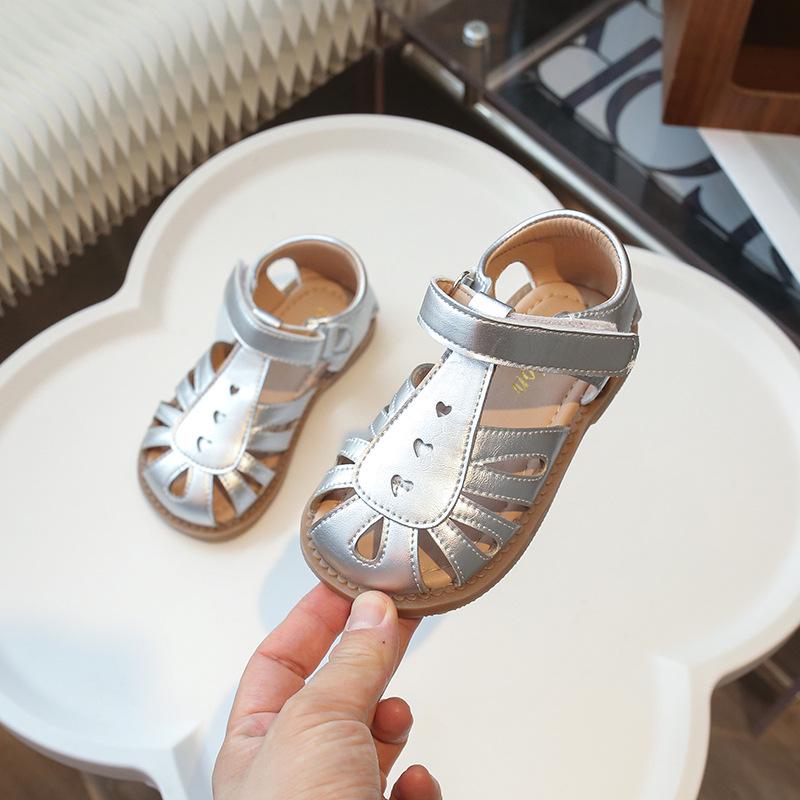 

Сандалии Baotou для девочек: Мода 2025 года в корейском стиле, мягкие пляжные шлепанцы Size 22: 14.9cm серебряный