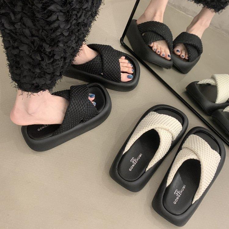 Versatile muffin platform slippers women's outerwear 2025 summer new cross-belt casual beach cool slippers