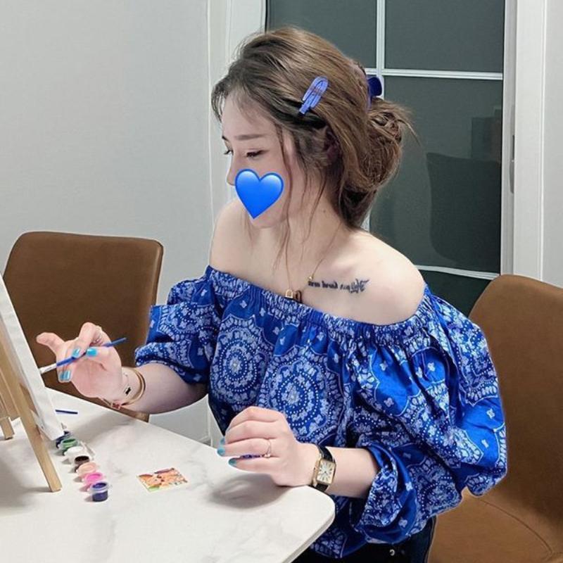 

Niche Design Sense One-length Off-shoulder Shirt for Women s Retro Print Loose Versatile Top S синий