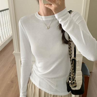 Einfarbiges, vielseitiges Langarm-T-Shirt für Damen im Herbst. Neues Slim Fit-Oberteil mit Rundhalsausschnitt und Schulterunterteil.