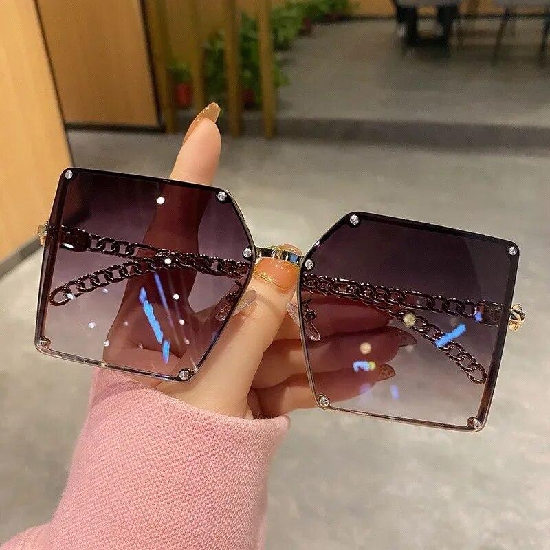 2025 neue Mode Oversize Gradienten Sonnenbrille Für Frauen Vintage Legierung Kette Rahmen Niet Quadrat Sonnenbrille Weibliche Elegante Shades