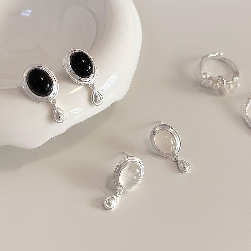 Schwarzweiße Achat-Ohrringe in Wassertropfenform Französische Retro-Wind-Ohrringe Temperamentvolle dynamische Ohrringe
