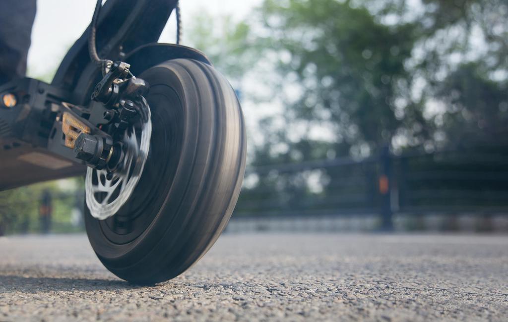 KuKirin G2 Master Dual Motor 52V 1000W×2 Electric Scooter – 60 km/h, Dual Drive, 10″ Pneumatic Tires, Dual Disc Brake, Hydraulic Suspension