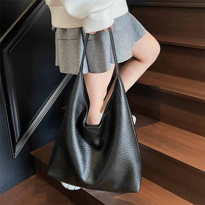 Retro Large-capacity Bag, Women's New Autumn Commuter Tote Bag, Shoulder Large Bag, Textured Armpit Bag.