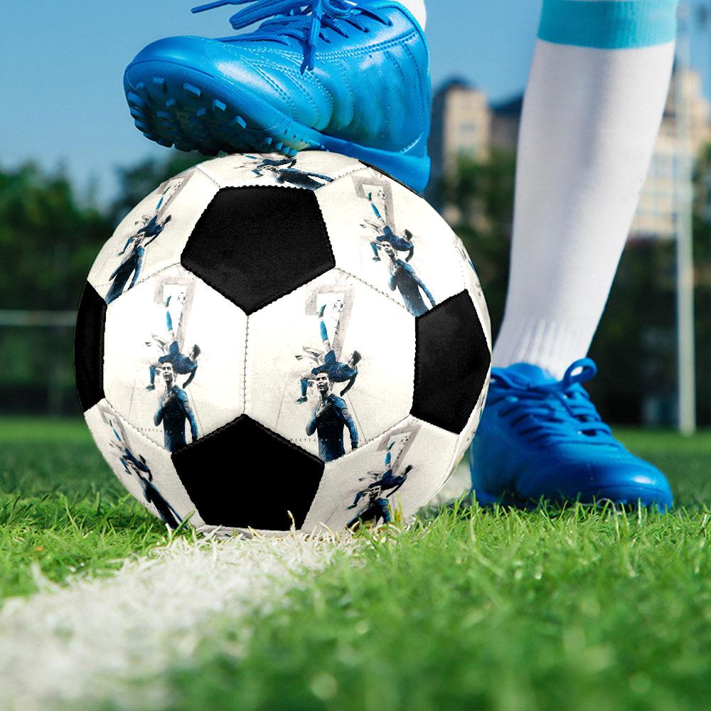 1 PZ Pallone da calcio Cristiano Ronaldo Master taglia 5 Pallone da calcio indoor Praha Colorato Per tutte le età Cucito a macchina PVC Pronto per la competizione Resistente Alta rimbalzo