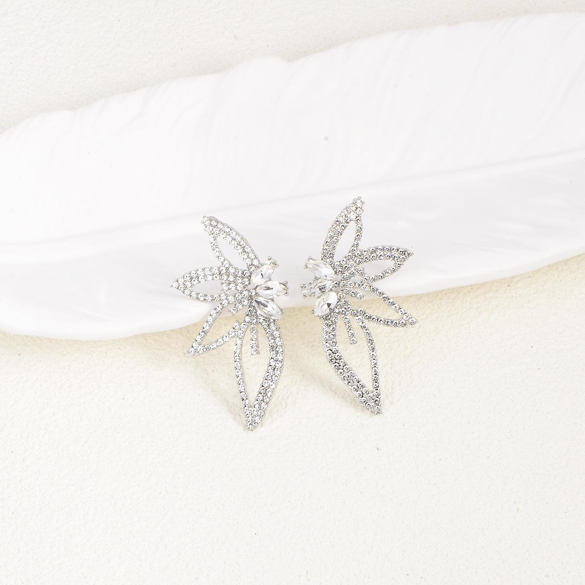 Ear Cuff Flower Personality Fashion Super Sparkling Large Ear Jewelry for Women белый