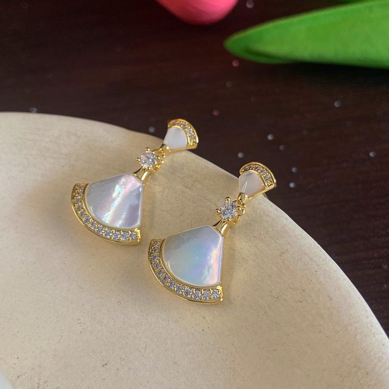 

Корейские серьги-пусеты в форме веера: Шикарный и современный дизайн для женщин