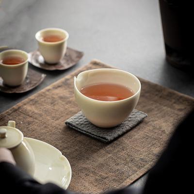 Gras und Holz grauglasierte Gerechtigkeitstasse Kung Fu Teeset Japanische Keramik Teemeer Retro Teeverteiler