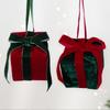 Geschenkbox Weihnachtsbaumschmuck mit Weichstoffbezug, erhabenem Banddetail, strukturiertem Zentrum und Baumaufhängeschlaufe
