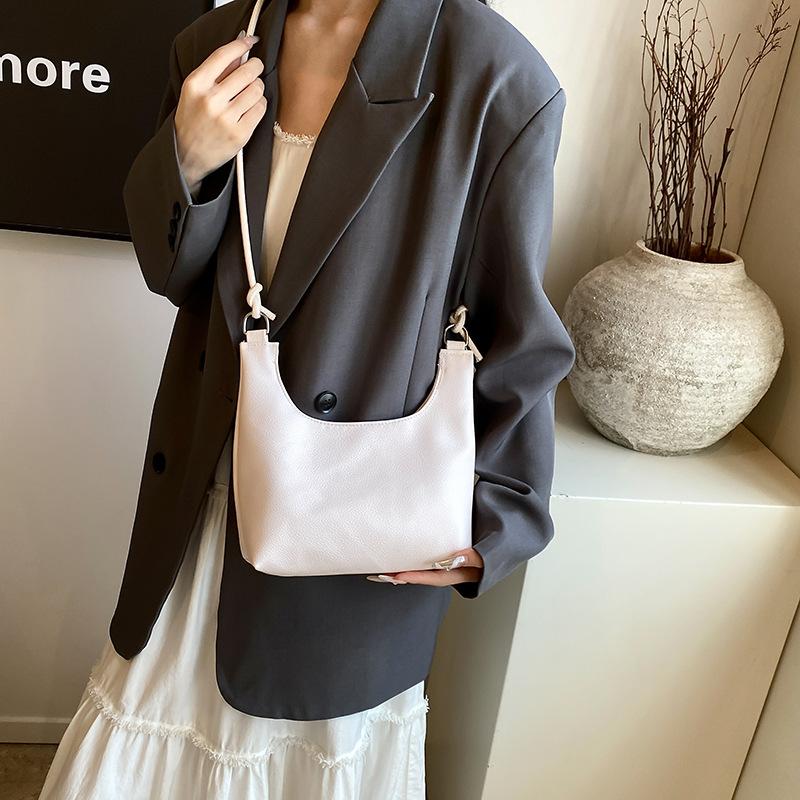 New Summer Fashion Retro Shoulder Bag Large Capacity Commuting Bag Women Casual Simple Armpit Tote Bag