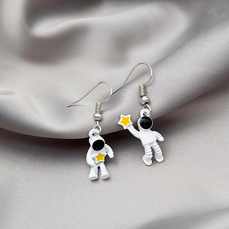 Fashion Asymmetry Astronaut Star-Picking Earrings Creative Temperament Design Sense Earrings Female