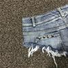 Shorts en jean délavé couleur vintage bord brut rivets usés taille très basse sexy pour boîte de nuit coupe ajustée pour femme