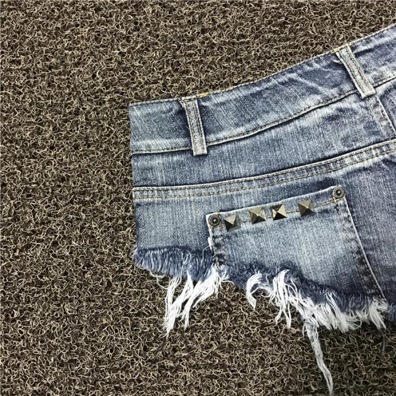 Shorts en jean délavé couleur vintage bord brut rivets usés taille très basse sexy pour boîte de nuit coupe ajustée pour femme