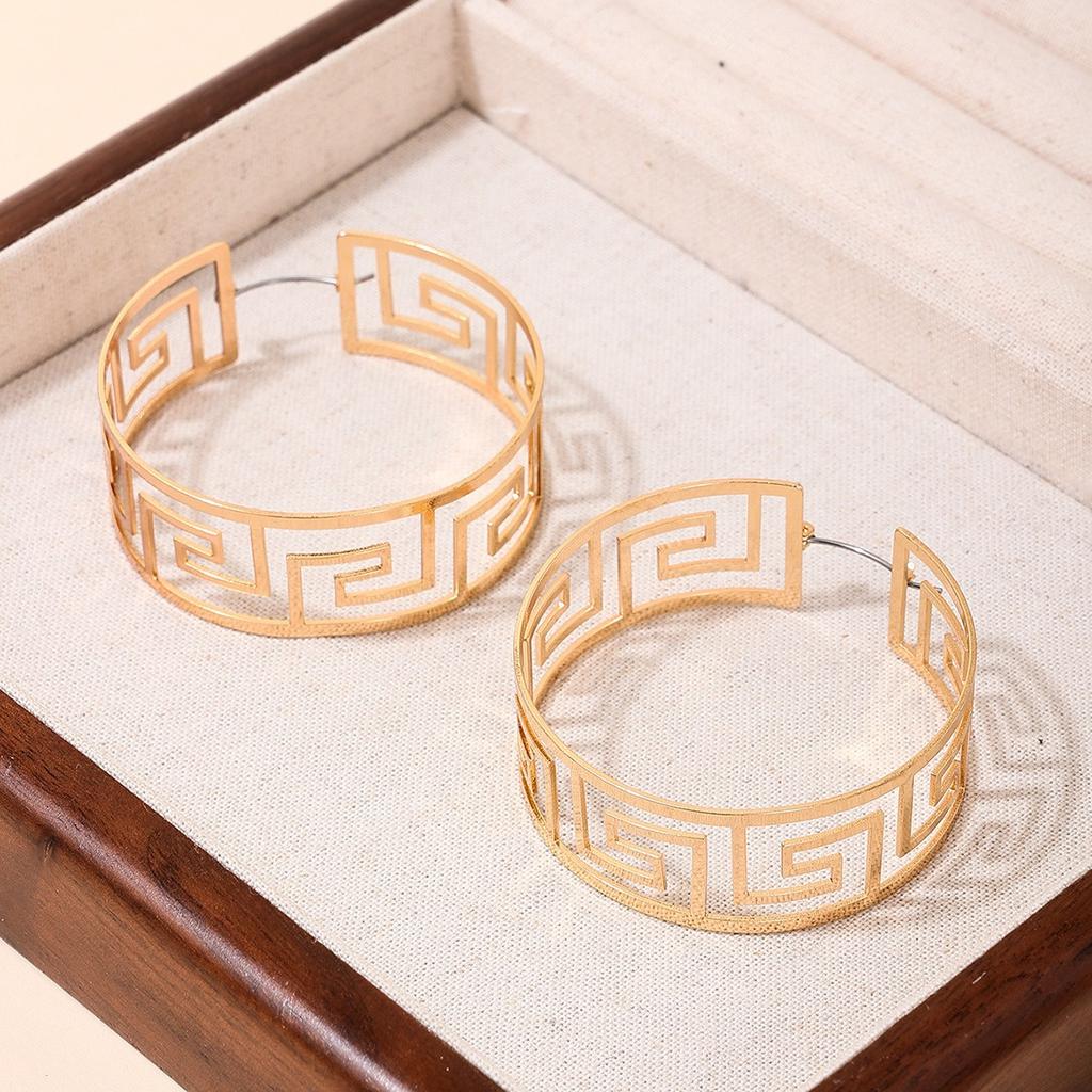 Geometric Hollow Earrings Women'S Japan And Korea Simple Fashion Personalized Swastika C-Shaped Earrings