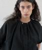 NOIRER FOR WOMAN Summer Wool Half Shirring Blouse (Black)