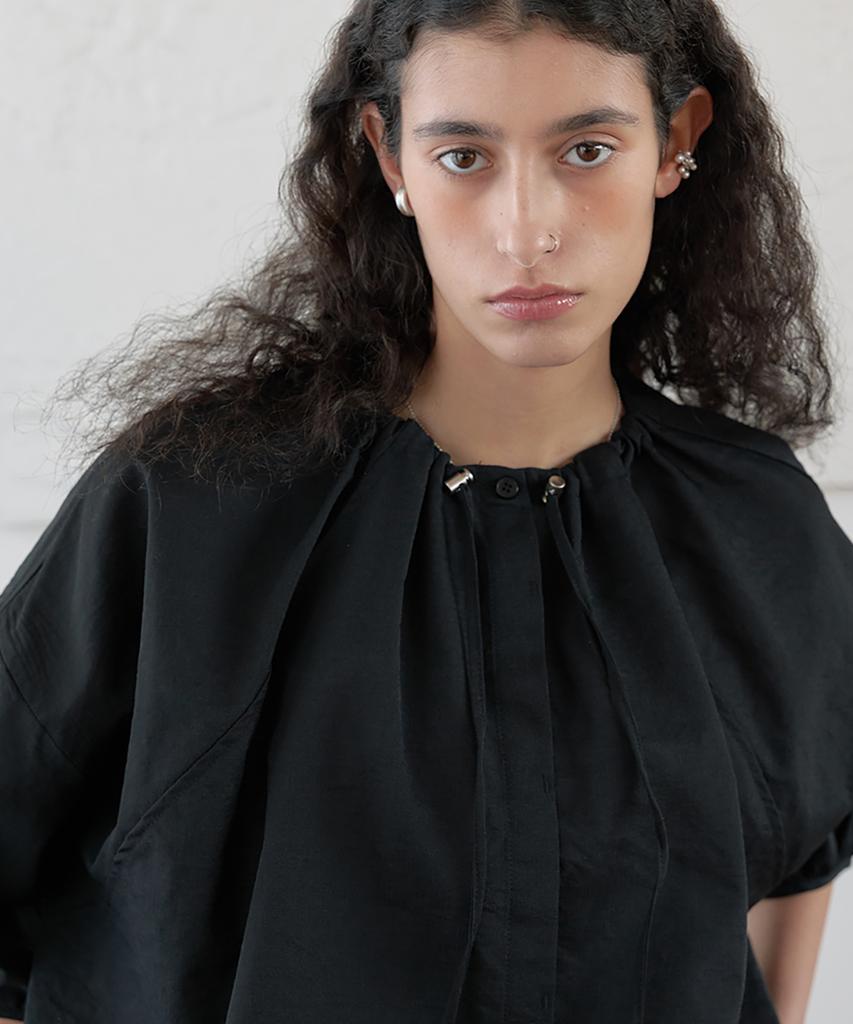 NOIRER FOR WOMAN Summer Wool Half Shirring Blouse (Black)