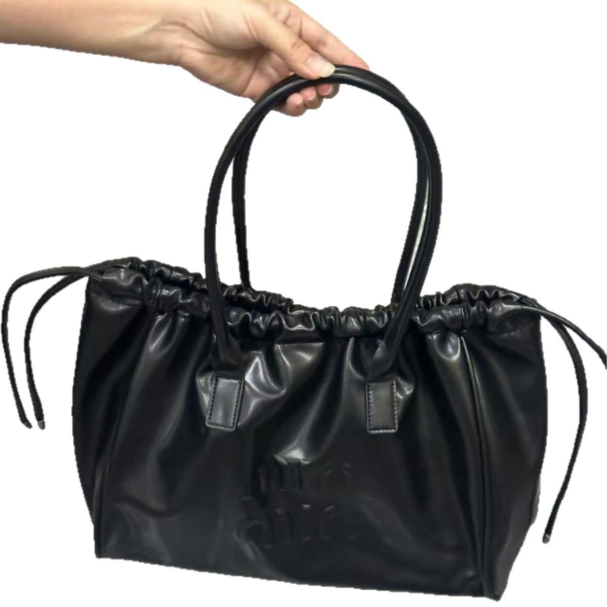 

Large Capacity Bag for Women, Niche Design, New Soft Leather Commuter Tote Bag, College Student Shoulder Bag for Classes чорний