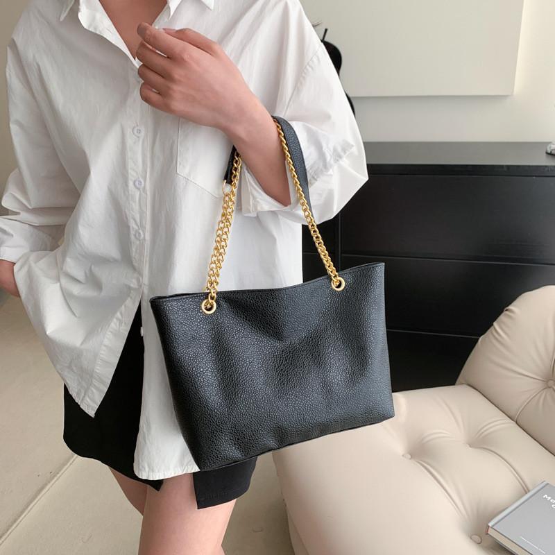 Stylish Large Tote Bag For Women With Chic Shoulder Strap Ideal For Casual Commuting