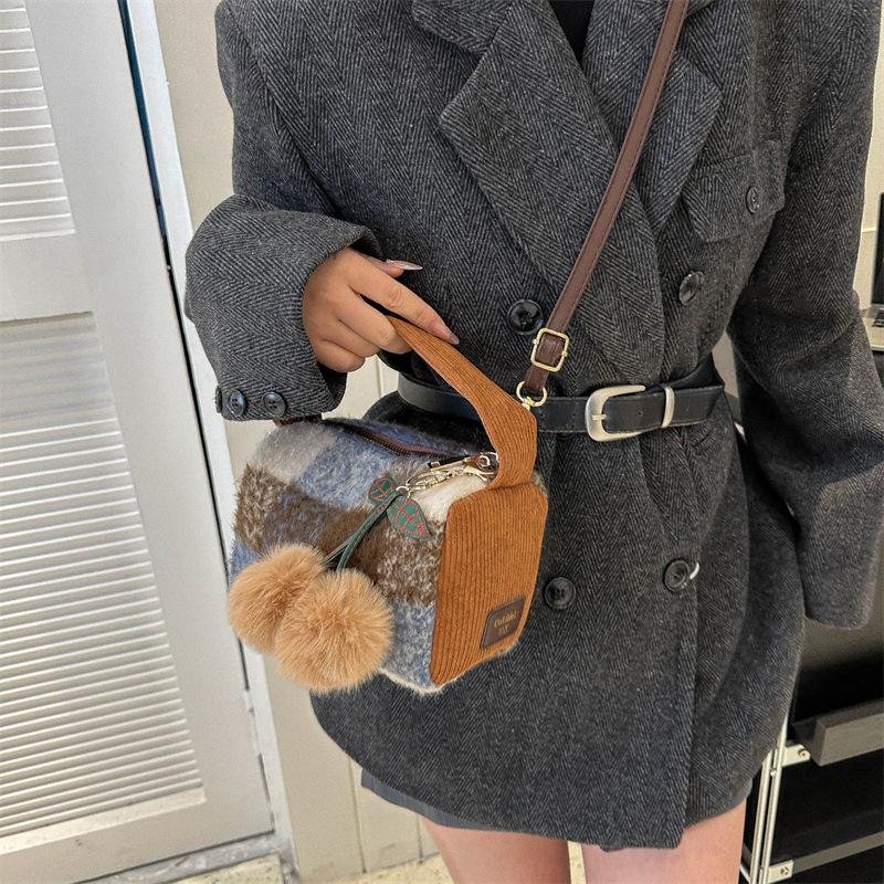 Korean niche woolen small bag women's 2025 autumn and winter new portable pillow bag plaid versatile commuter messenger bag